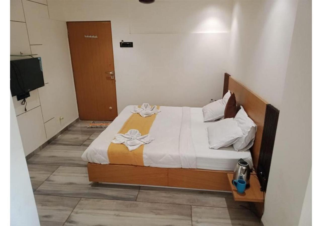 Shree Murlidhar Guest House Сурат Екстериор снимка