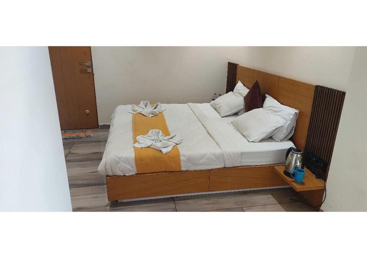 Shree Murlidhar Guest House Сурат Екстериор снимка